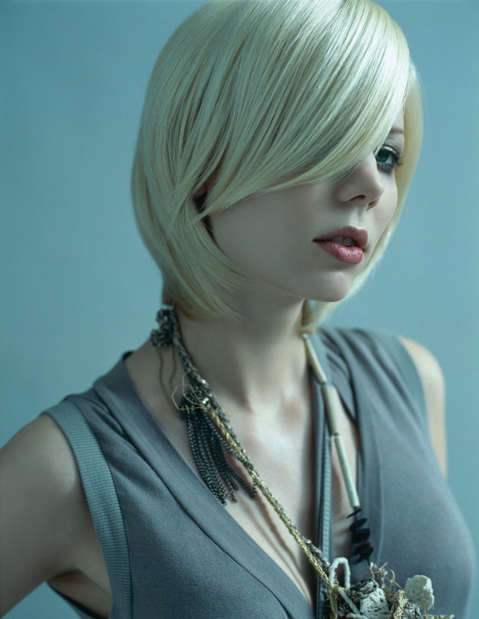 Sleek platinum bob with a long glossy side-swept fringe – Romantique by Guillaume Vappereau