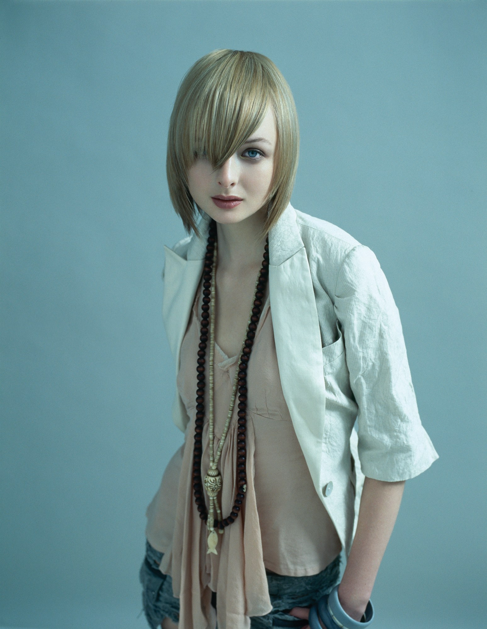 Soft graduated blonde shape with a sculpted braid detail – Romantique, Guy Kremer atelier 2006