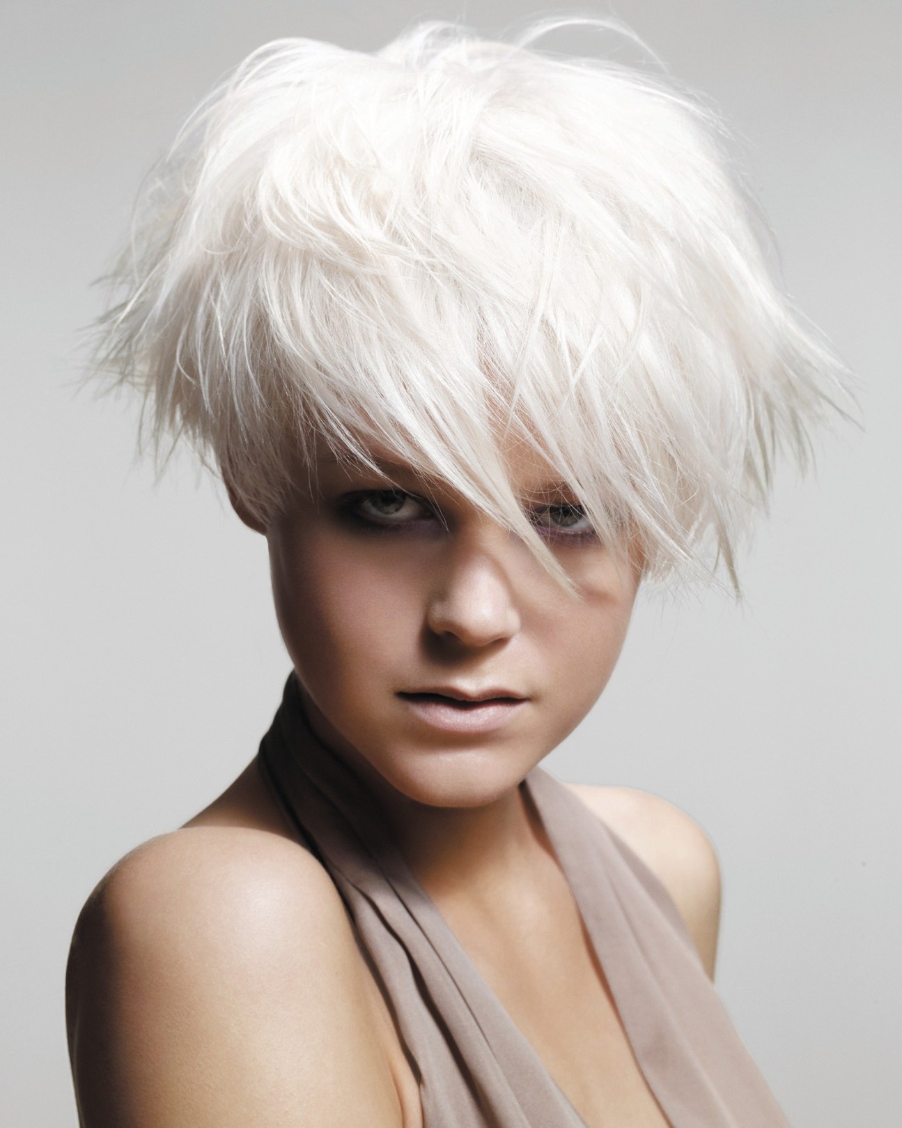 Spiky white-platinum crop with a long fringe – Essensuals Collection, Stephen Fordham 2008