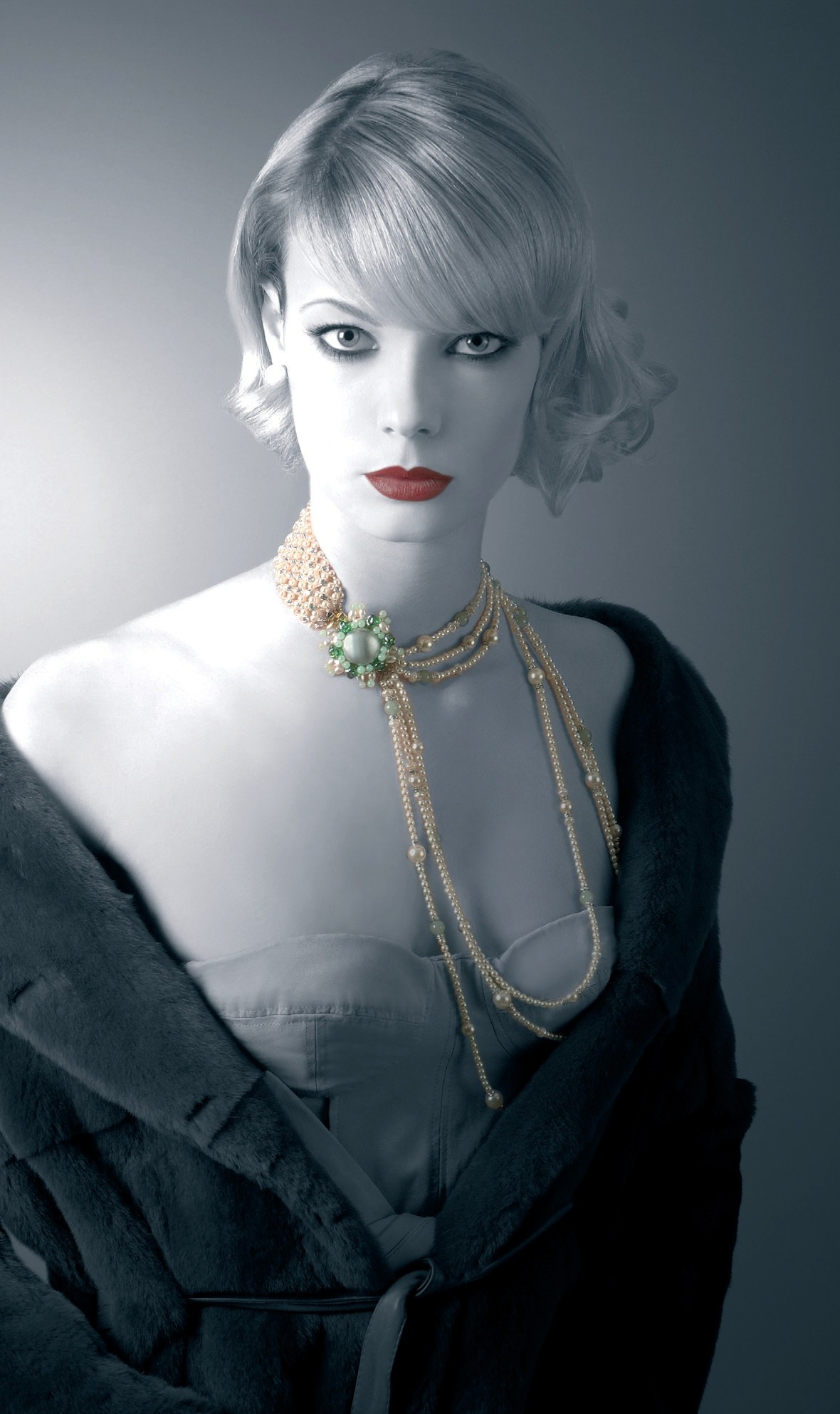 Short blonde curls pinned at the nape – Fall/Winter Collection, Jean Vallon 2008
