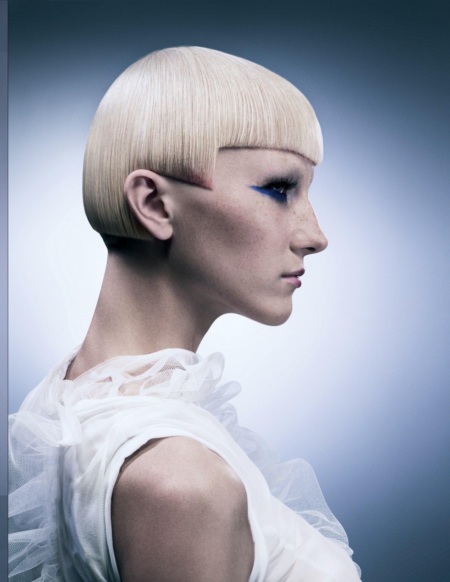 Platinum bowl shape with a blunt fringe and exposed ear, side view – Geoganic Collection, Sassoon 2008