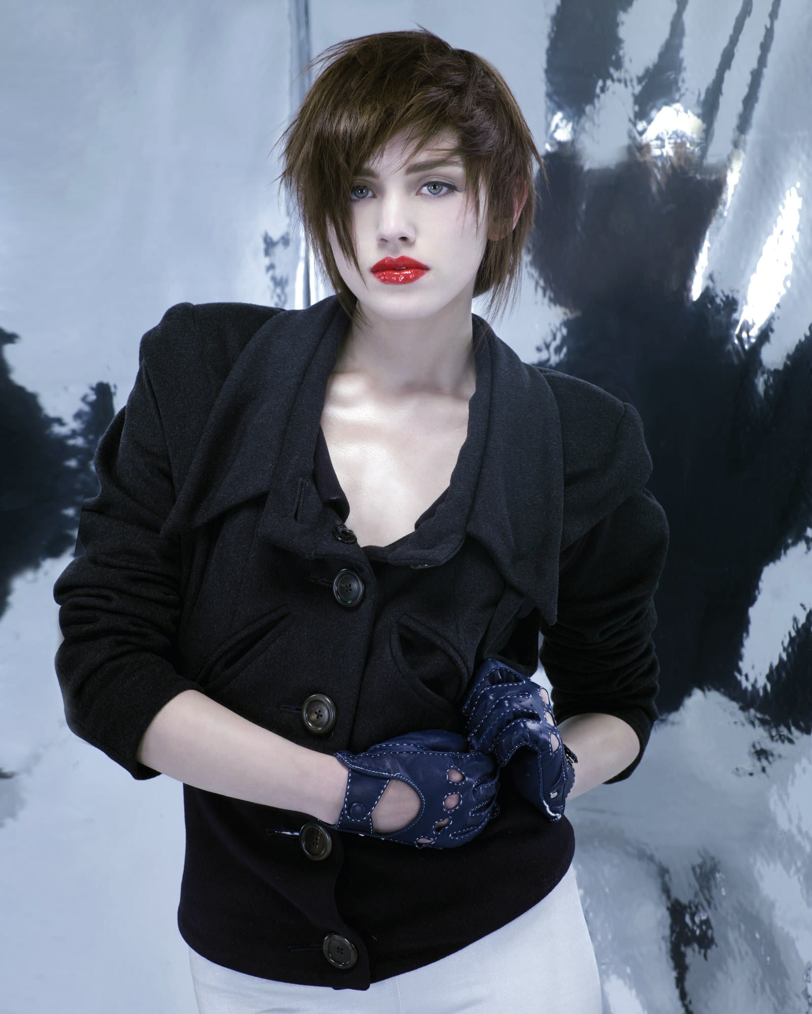 Sleek chin-length blunt bob with a micro fringe, side-parted – Hob Collection 2007, Akin Konizi 2007