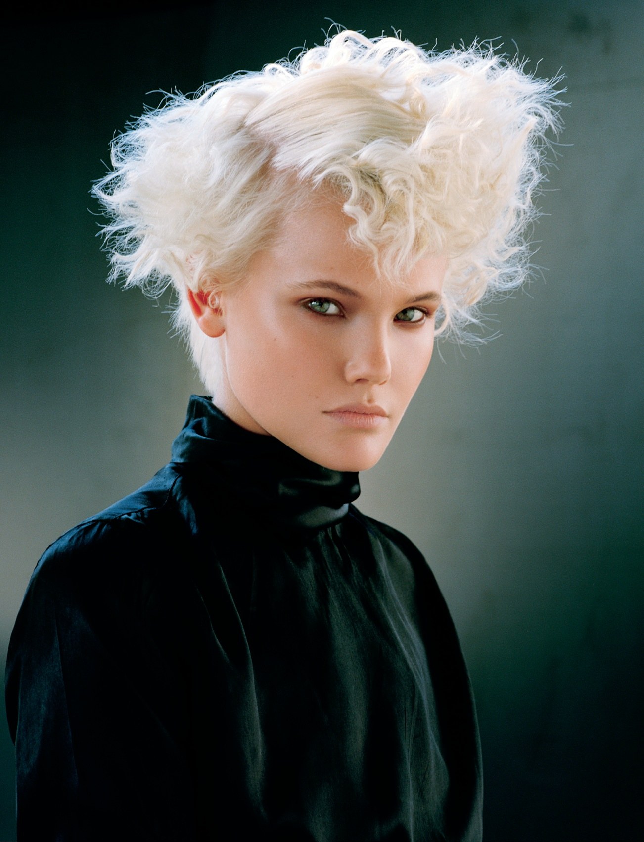 Short platinum curls with a messy, undone finish – Les Blonds Collection, Claude Tarantino 2008