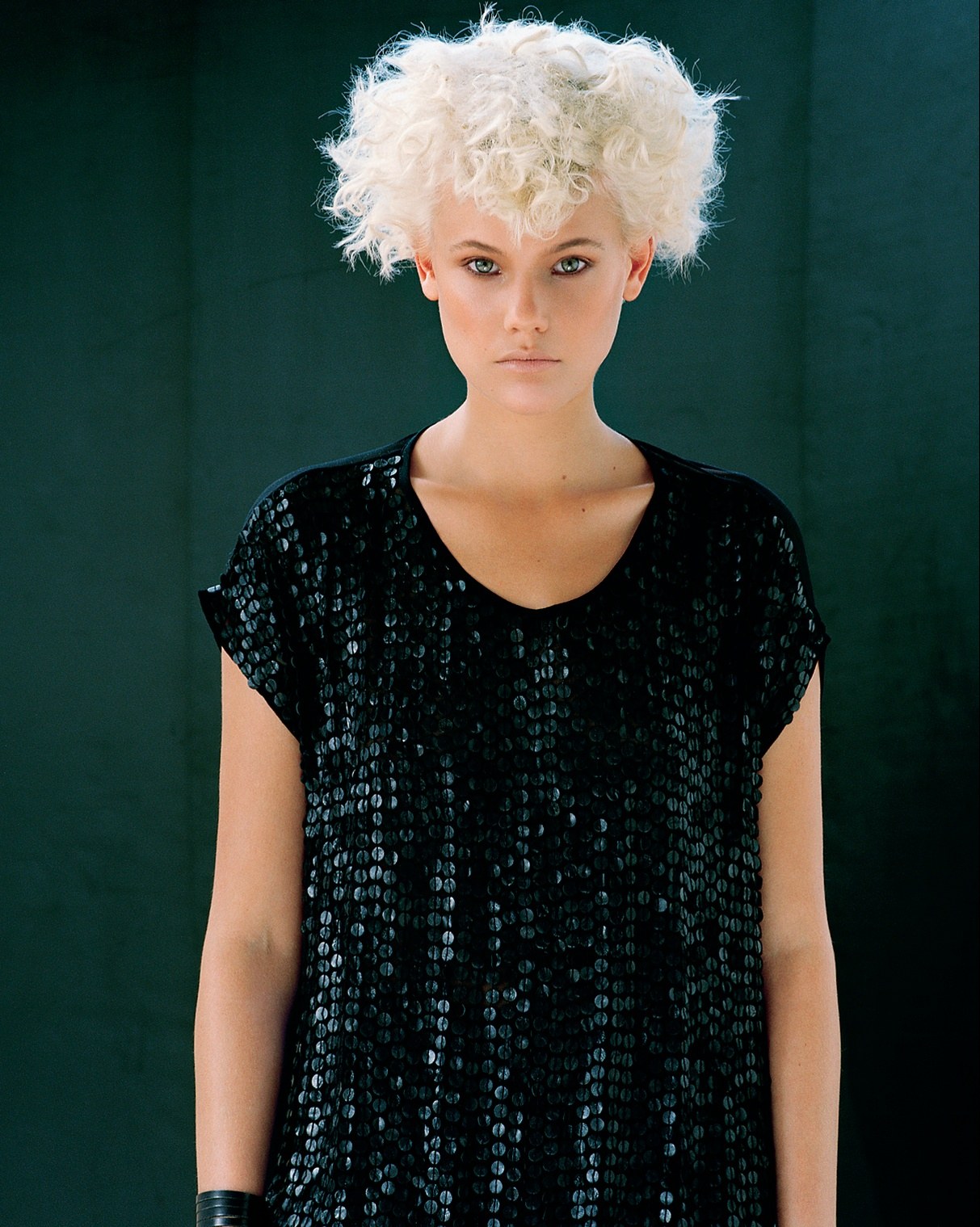 Platinum curls, full-length pose in black – Les Blonds Collection, Claude Tarantino 2008