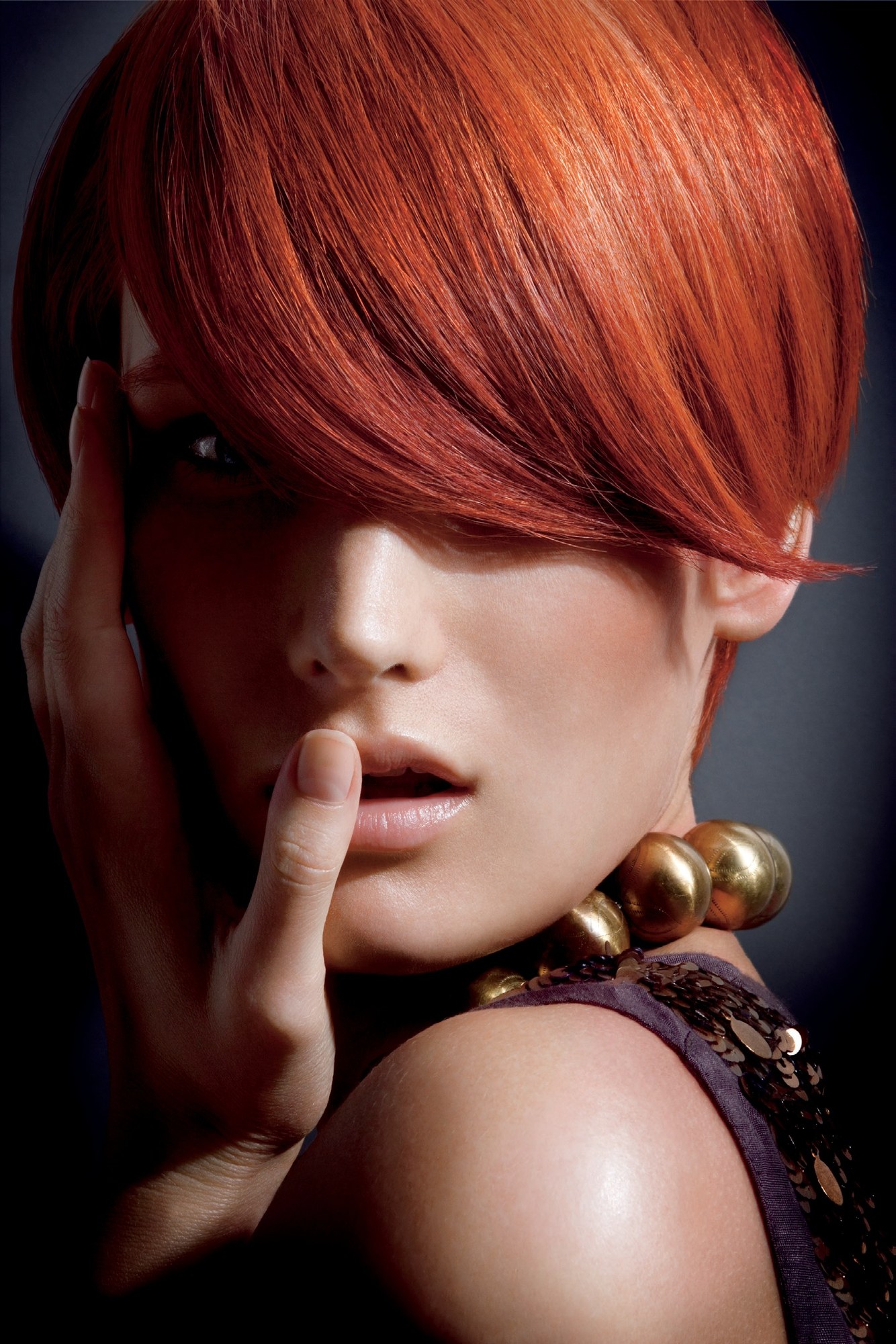 Flame-red crop with a deep side fringe, close-up – On Trend, In Colour Collection, Saks Art Team 2008