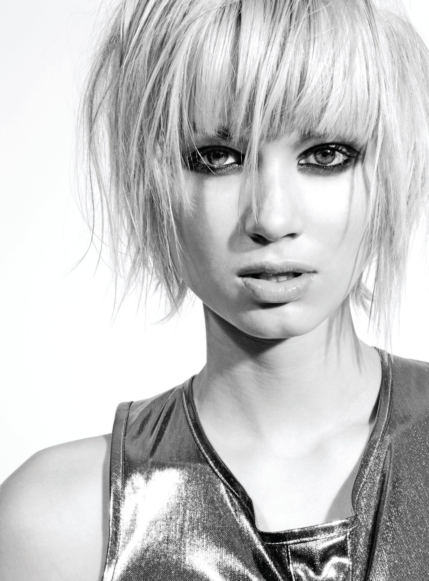 Choppy platinum crop with a jagged fringe over the eyes – Bed Head Collection, TIGI International Creative Team 2008